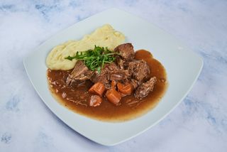 Dinstana teletina sa povrćem i pire krompirom