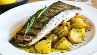 Пъстърва на скара с билков картоф