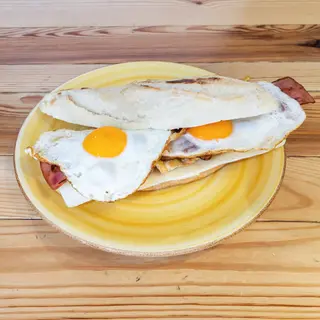 Bocata de pollo con queso, bacon y huevo