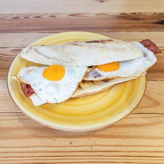 Bocata de pollo con queso, bacon y huevo