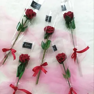 04 roses avec emballage