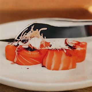 97. Gunkan De Salmón Envuelto Con Queso (2 Uds.)