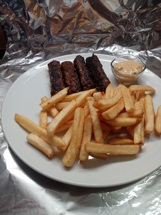 Mititei cu cartofi prajiti si mustar