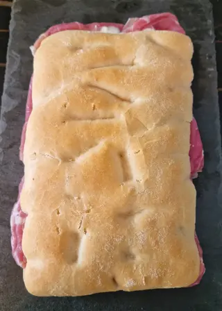 Schiacciata speck e scamorza
