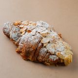 კრუასანი ნუშის კრემით