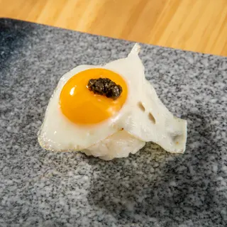 Nigiri De Huevo De Codorniz Con Trufa (1 Ud.)
