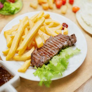 Bisteck, Patata Y Ensalada