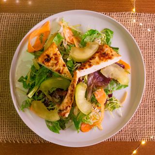 Листна салата със запечено краве сирене