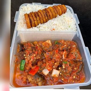 Whit rice and stew and plantain 