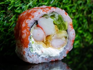 Uramaki red z krewetkami w tempurze 6 szt.