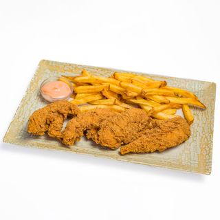 Fasii crocante din piept de pui cu cartofi prajiti si sos calypso