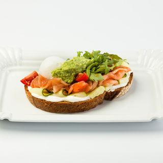 Яйце пашот з червоною рибою