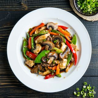 162.Три вида месо с китайски гъби, бамбук и зеленчуци (750г)