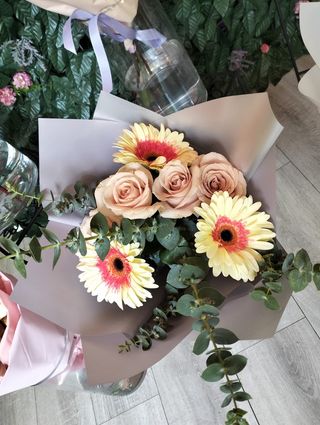 BUCHET 7 TRANDAFIRI ROZ/GERBERA PEACH/EUCALIPT