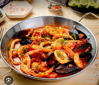 TIGAIE PICANTA CU FRUCTE DE MARE