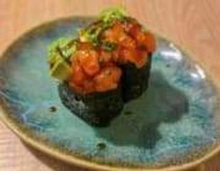 113. Gunkan De Salmón Y Aguacate (2 Pzs.)