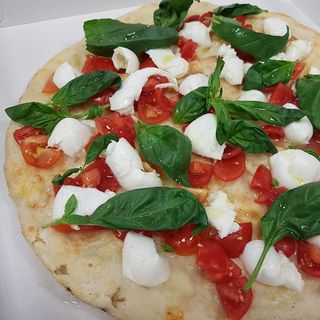Caprese pizza