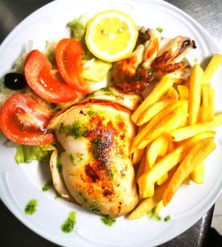 Sepia Con Patatas Fritas Y Ensalada