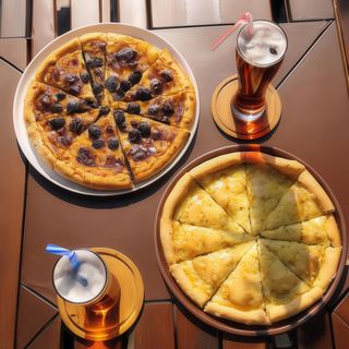 2 pizzas y dos bebidas