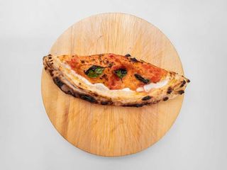 Calzone salsa di pom. a parte, mozz., zucchine, mel., pep., spinaci