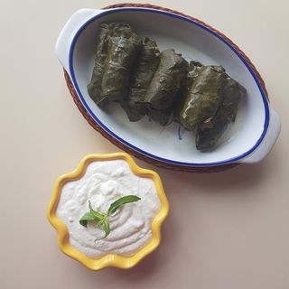 ტოლმა ვაზის ფოთოლში (მაწვნით)