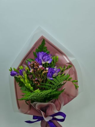 buchet 5 frezii lila