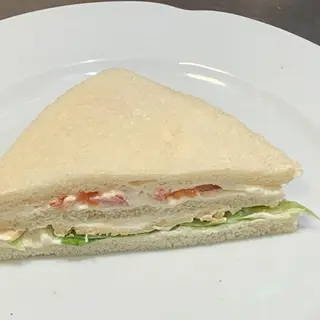 Sándwich de pollo, pan de molde blanco 