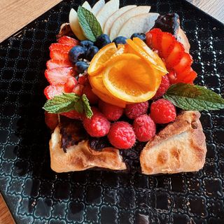 Chaczapuri z ciasta francuskiego  czekoladą i owocami