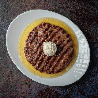 Pljeskavica na kajmaku