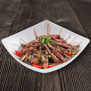 Теплий салат з телятиною