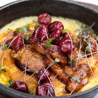 ღორის ხორცი მაშარაფის სოუსით და თაშმიჯაბით