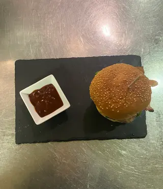 Cheeseburger con pancetta e cipolla caramellata