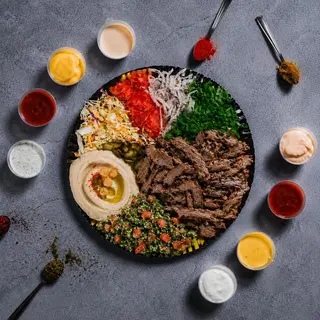 Kebab de Vita cu Berbecuț cu Hummus si Tahouleh la Farfurie