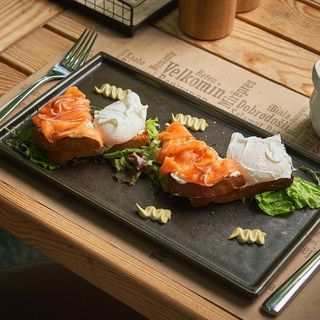 Brioche cu somon si ou posat