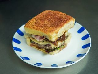 Мафін з котлетою та Журавлиновим соусом (260г)