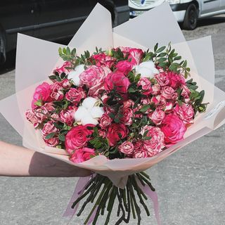 Buchet trandafiri ,mini roze si verdeata