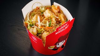 Noodles de orez cu creveti si sos de usturoi