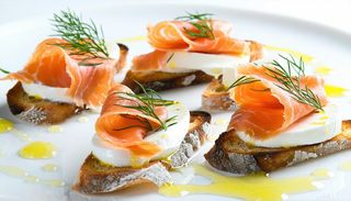 Bruschete cu mozzarella si somon fume