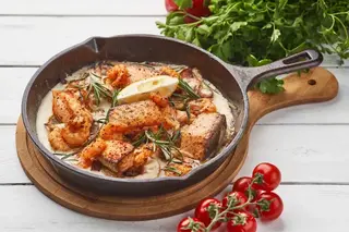 Сковородка с запеченной форелью  и креветками (400 гр.)