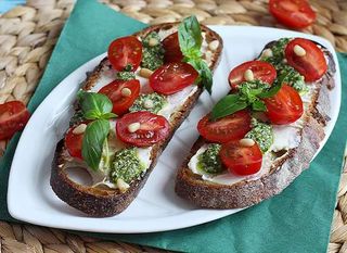 Tostada Tomate y Pesto