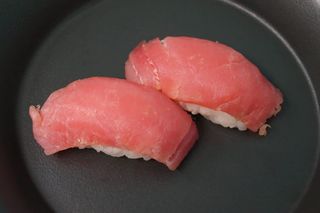 Нигири риба тон (2бр-60гр)