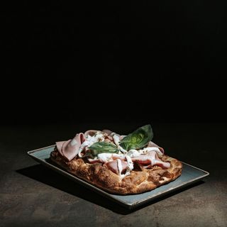 Pinsa, mortadella, stracciata, granella di pistacchio.