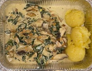 Пилешки филенца на плоча с гъби, спанак и сметана