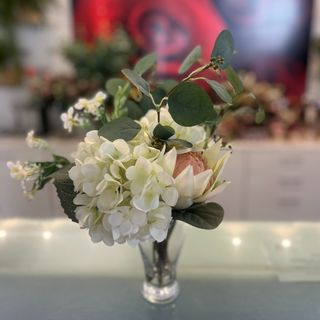 Jarrón de cristal con flores ARTIFICIALES de tela.