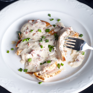 Piept de pui cu sos gorgonzola, garnitura la alegere si salata