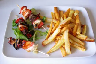 Frite De Pomme De Terre Aux Brochettes De Filet De Boeuf