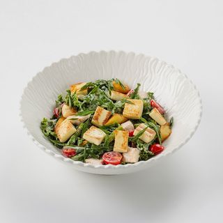 Салат с сыром халуми