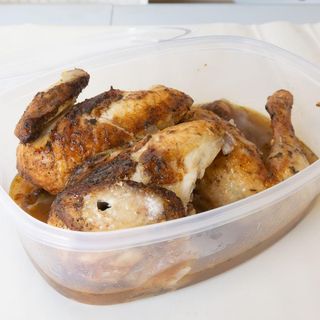 Pollo asado con patatas o ensalada mixta