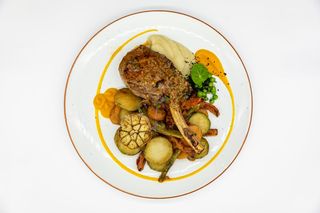 Cotlet de vitel cu legume tempura si piure de telina