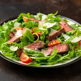 Tagliata di filetto di manzo con rucola  e grana